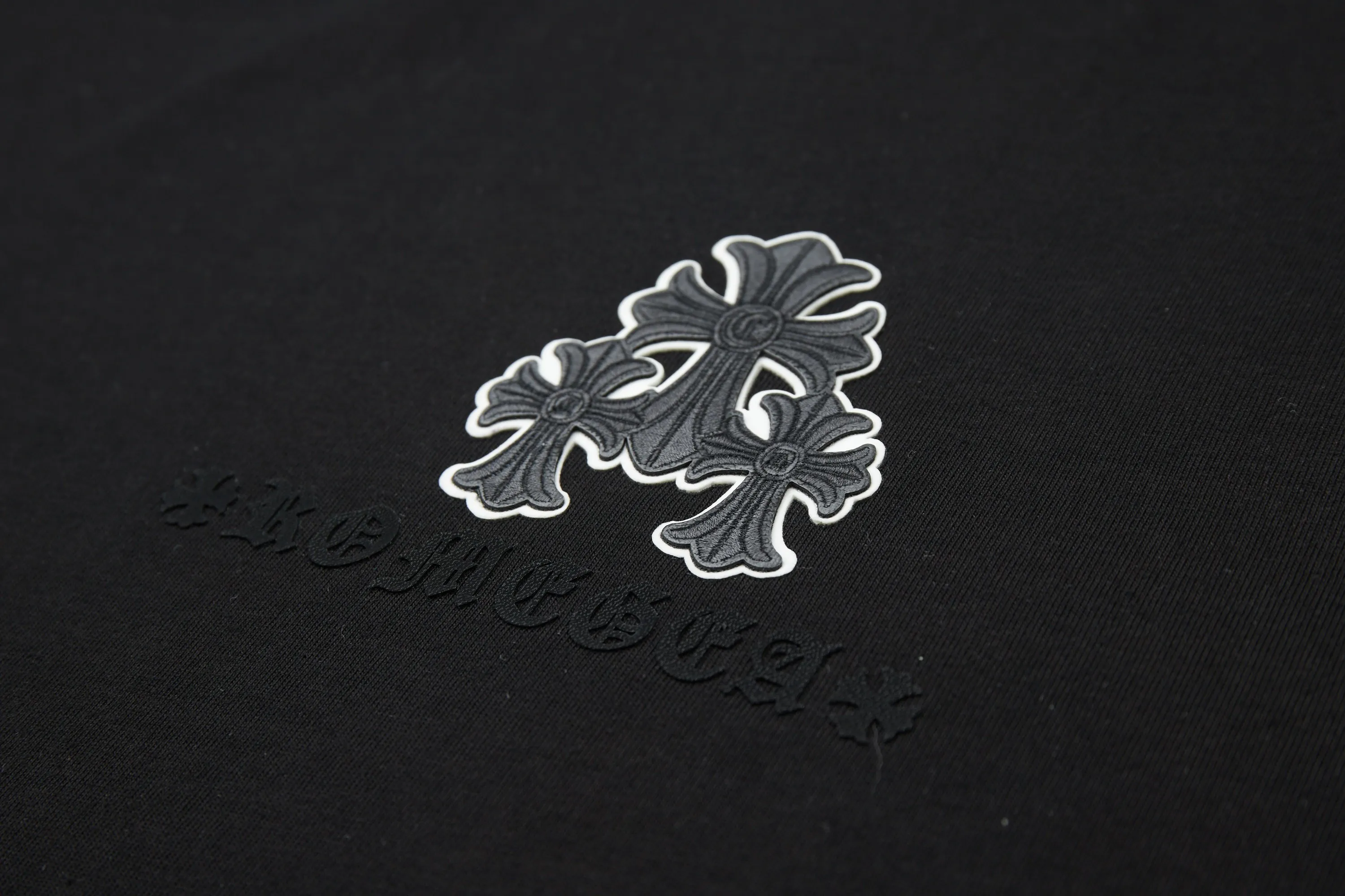 🅿️230 ✨CH✨🆕25SS Spring and Summer New Style Crow Heart✝Rack Logo Embroidered Short Sleeves Light luxury essential item for daily commuting for men and women Correct version Welcome to compare Detailed features · 260g 100% pure cotton double yarn jersey fabric · Custom dyed in the same cylinder, special thickened 32 count double-ply 1X1 thread · Double needle stitching and cross-stitching technology · Original main mark, washed tag, brand moisture-proof paper packaging Color: white/black/grey Size: S/M/L/XL
